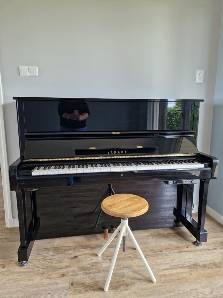 Yamaha U1 Silent piano zwart hoogglans inclusief koptelefoon, Ophalen, Gebruikt, Zwart, Hoogglans