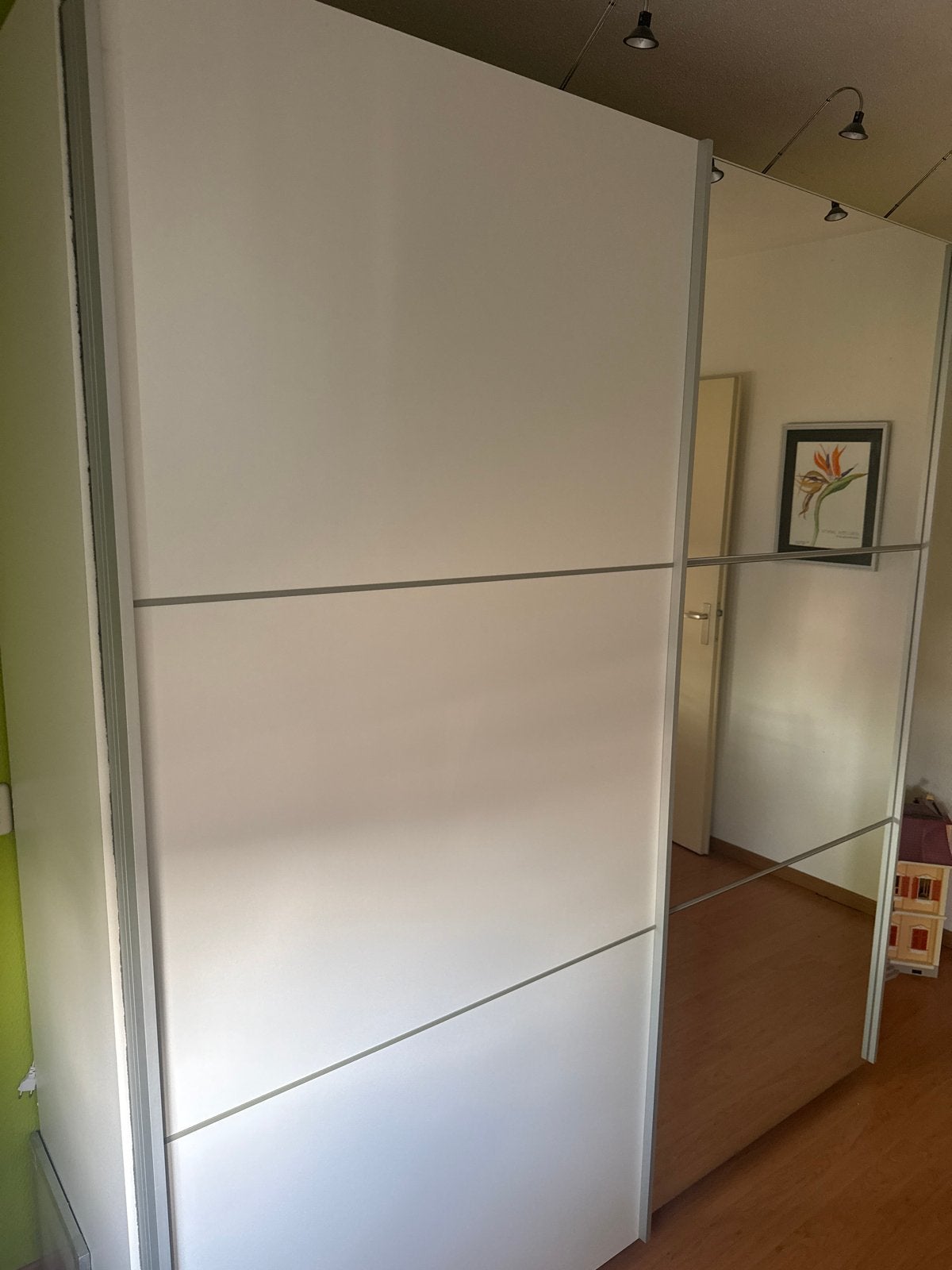 Witte kledingkast met spiegel en schuifdeuren, Ophalen, Met plank(en), Gebruikt, 100 tot 150 cm