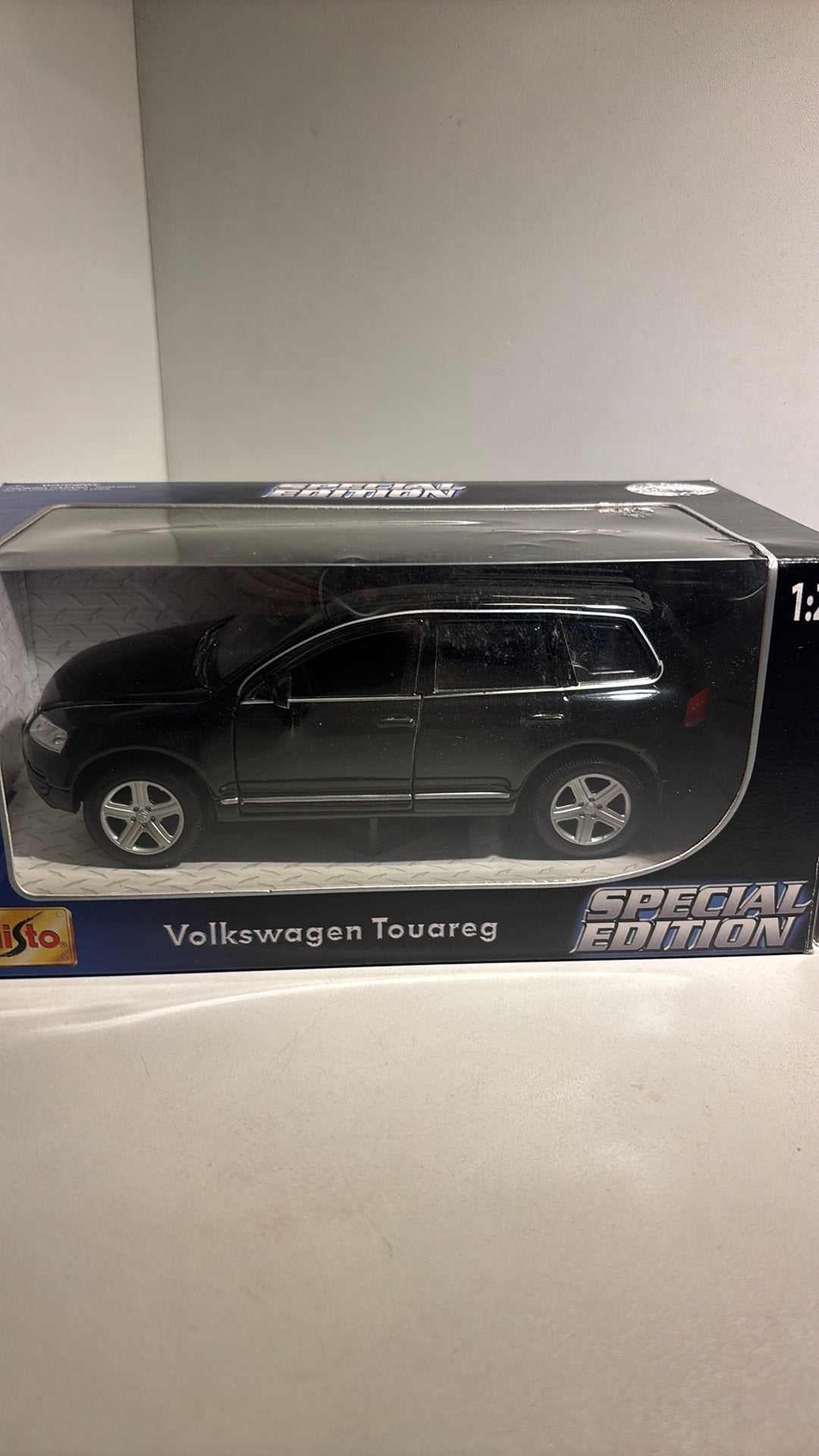 Volkswagen touareg black maisto 1.24, Maisto, Ophalen of Verzenden, A, A