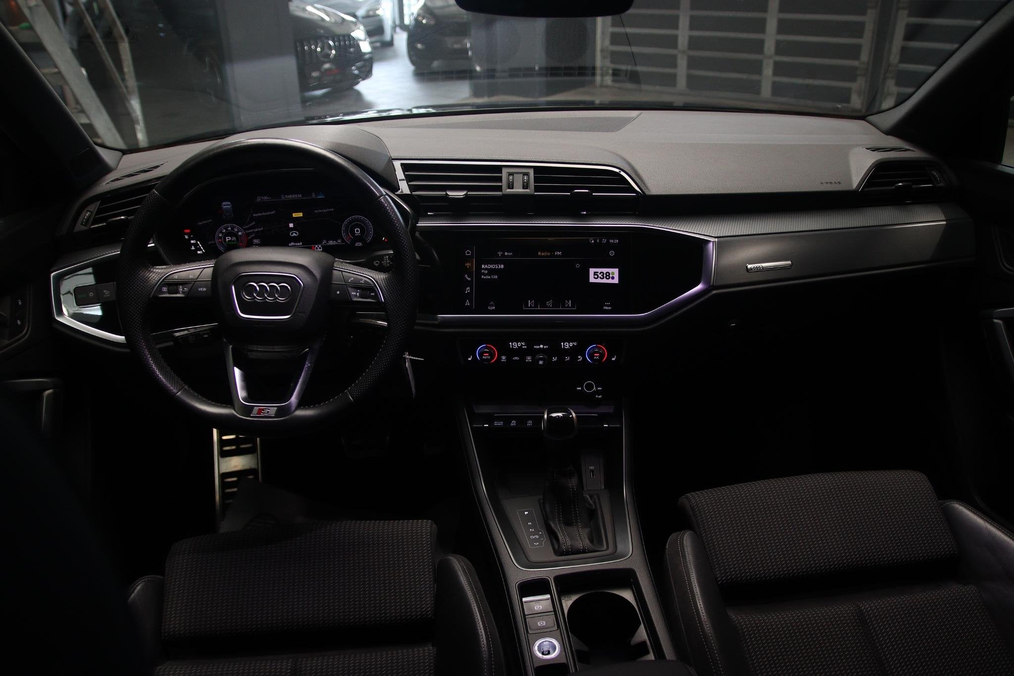 Audi Q3 35 TFSI 3x S-line VIRTUAL-CAMERA-TREKHAAK-LED-20'', Automatische klimaatregeling, 4 cilinders, 150 pk, Leder en Stof