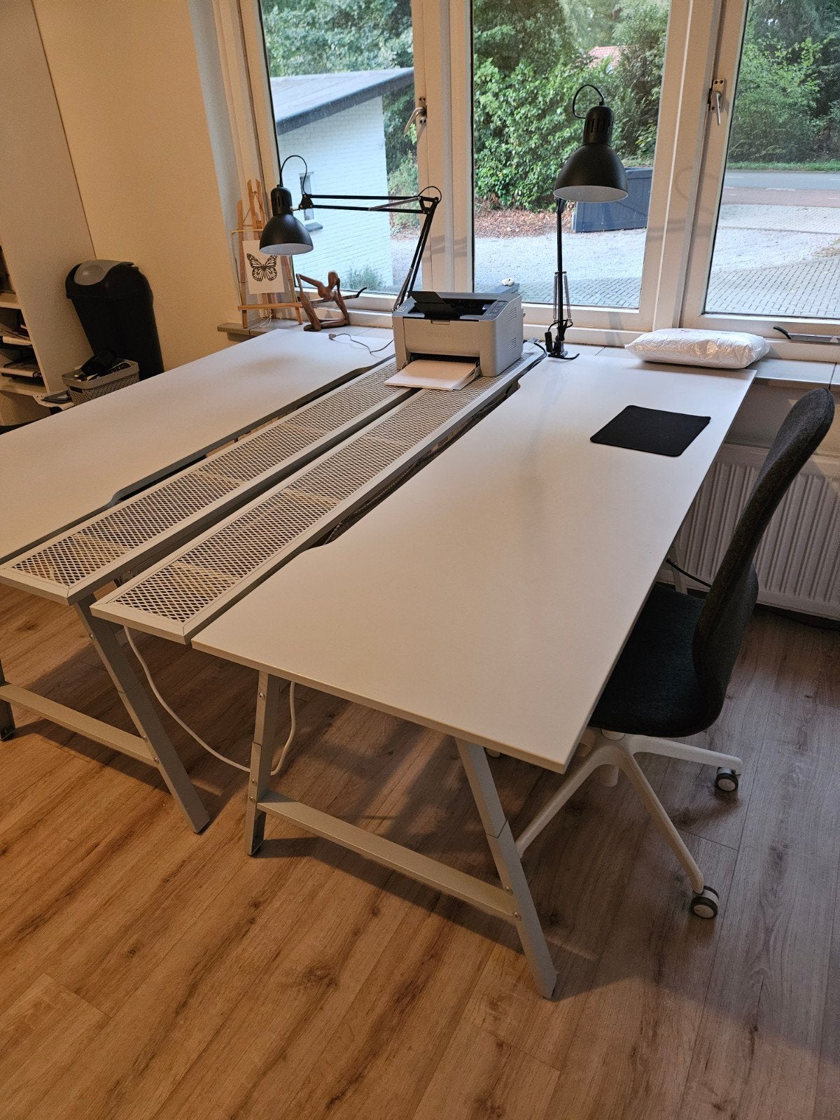 Foto 2 van Ikea Bureau Grijs 2x met Kabelnet - 80x160 cm
