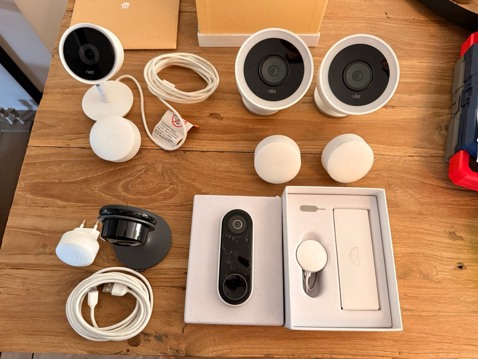 Complete Google Nest cameraset - 4 camera’s en een deurbel, Ophalen of Verzenden, Gebruikt