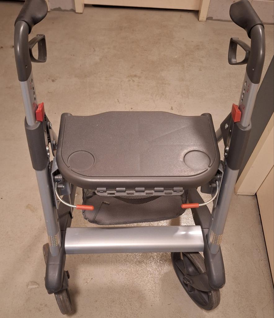 Te koop een Thuasne Quatro rollator (grijze uitvoering)., Diversen, Rollators, Ophalen, Opvouwbaar