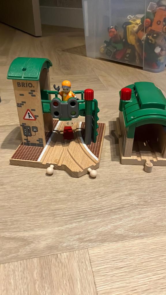 BRIO seinstation ( 33674 )en treingarage ( 33574 ), Ophalen of Verzenden, Zo goed als nieuw