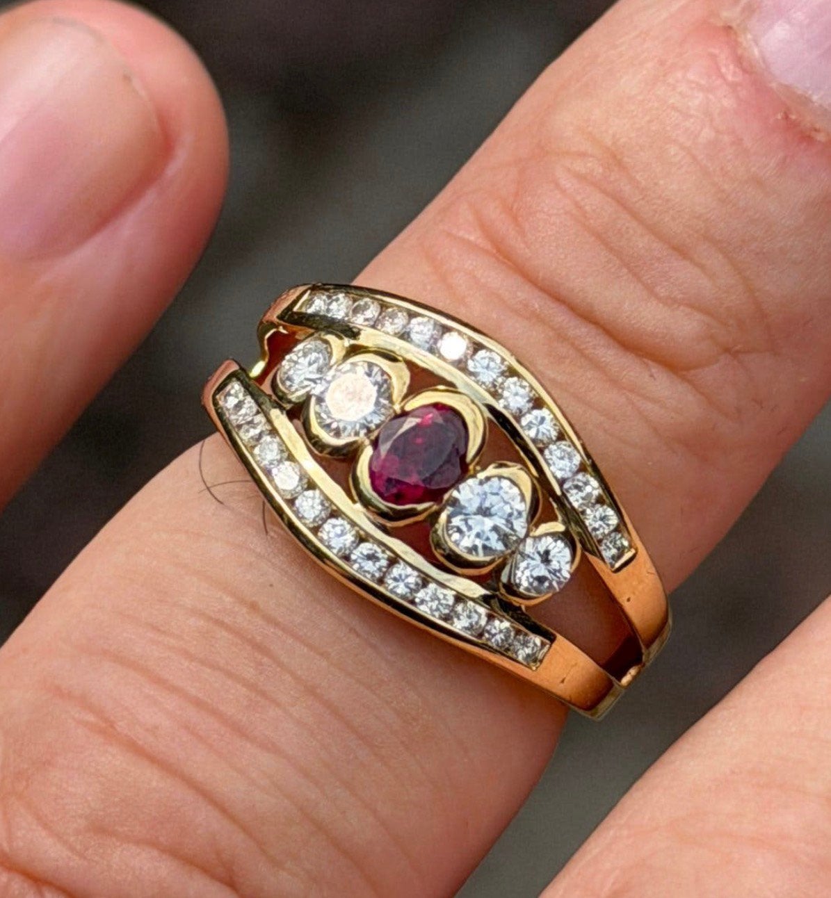 18 karaat gouden ring met natuurlijke diamanten en robijn!, Ophalen of Verzenden, 17 tot 18, Met edelsteen, Dame