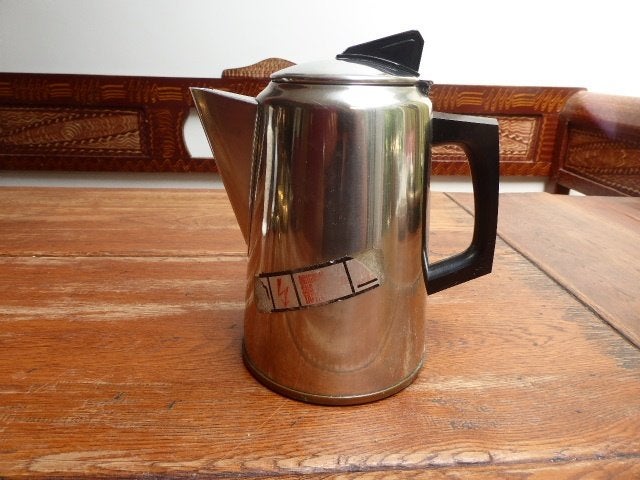 Vintage metalen koffiepot met bakeliet