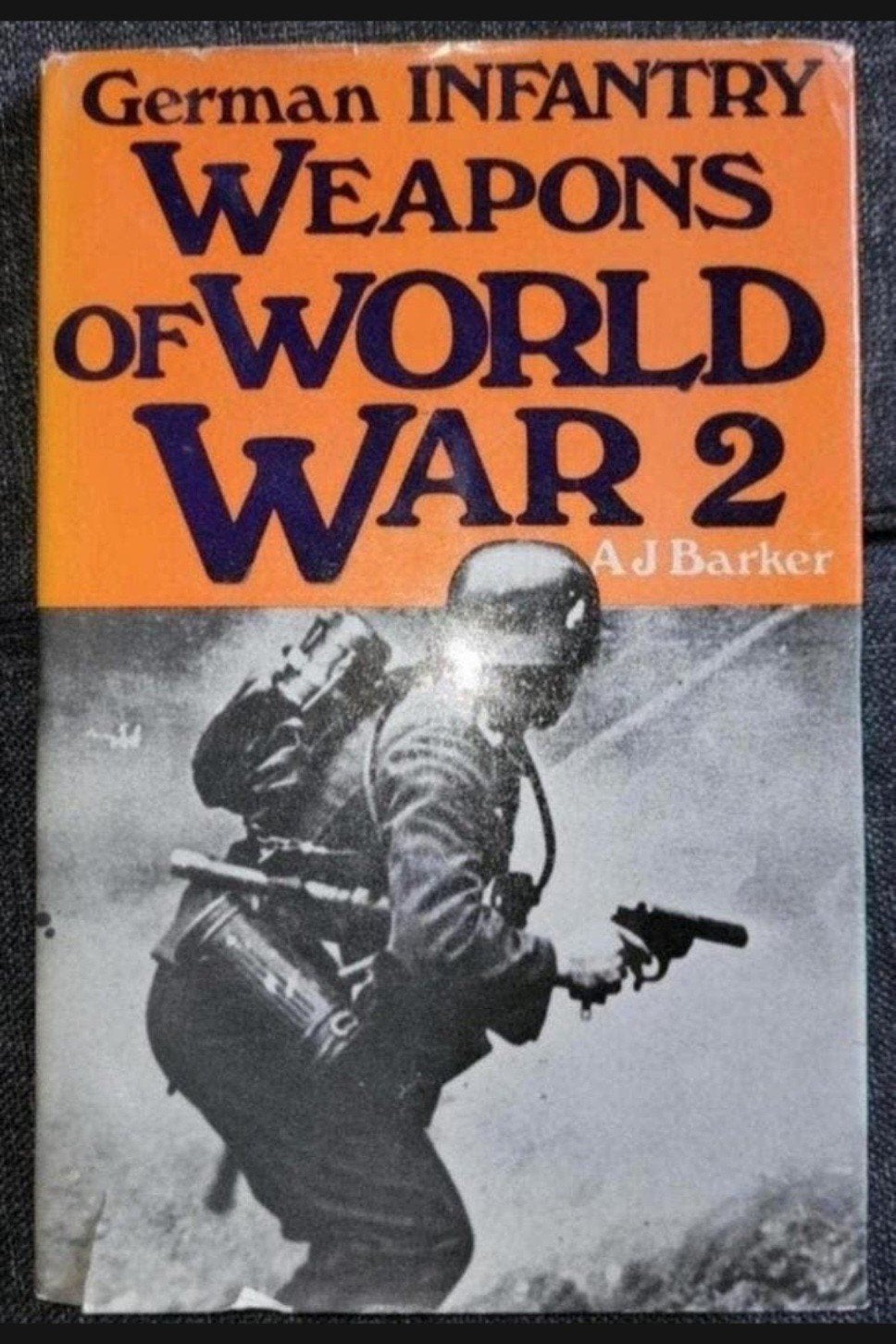 German Infantery Weapons of WW2 - AJ Barker -collector item, Verzamelen, Ophalen of Verzenden, Landmacht, Duitsland, Boek of Tijdschrift
