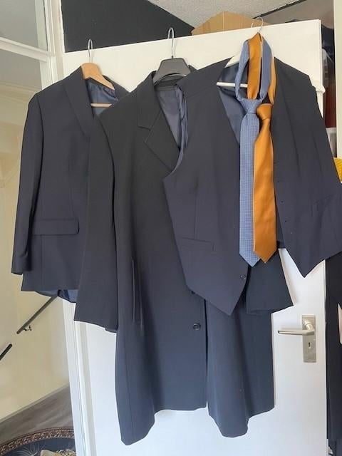 Te koop aan geboden mooi driedelig pak kleur blauw,, Ophalen, Maat 52/54 (L), Casper, Blauw
