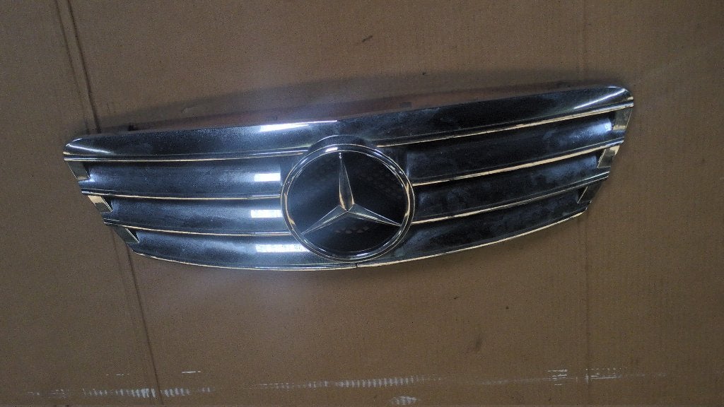 Grille Mercedes C klasse W203 2000-2007 nette staat, Auto-onderdelen, Ophalen of Verzenden, Voor, Mercedes-Benz, Motorkap