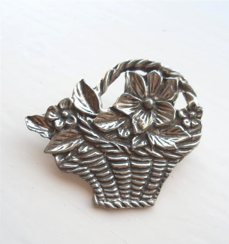 Oude Broche tinnen mandje met bloemen., Sieraden, Tassen en Uiterlijk, Broches, Zo goed als nieuw, Overige materialen, Zilver