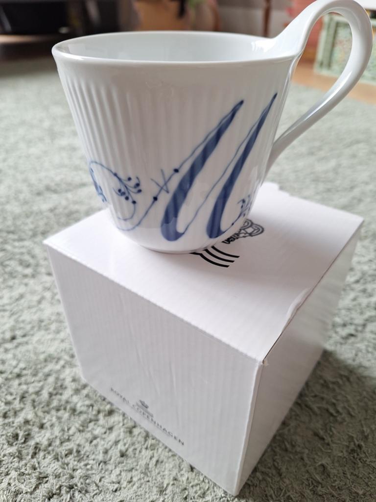 Royal Copenhagen Alphabet mok M - Nieuw in doos, Huis en Inrichting, Keuken | Servies, Nieuw, Kop(pen) en/of Schotel(s), Overige stijlen