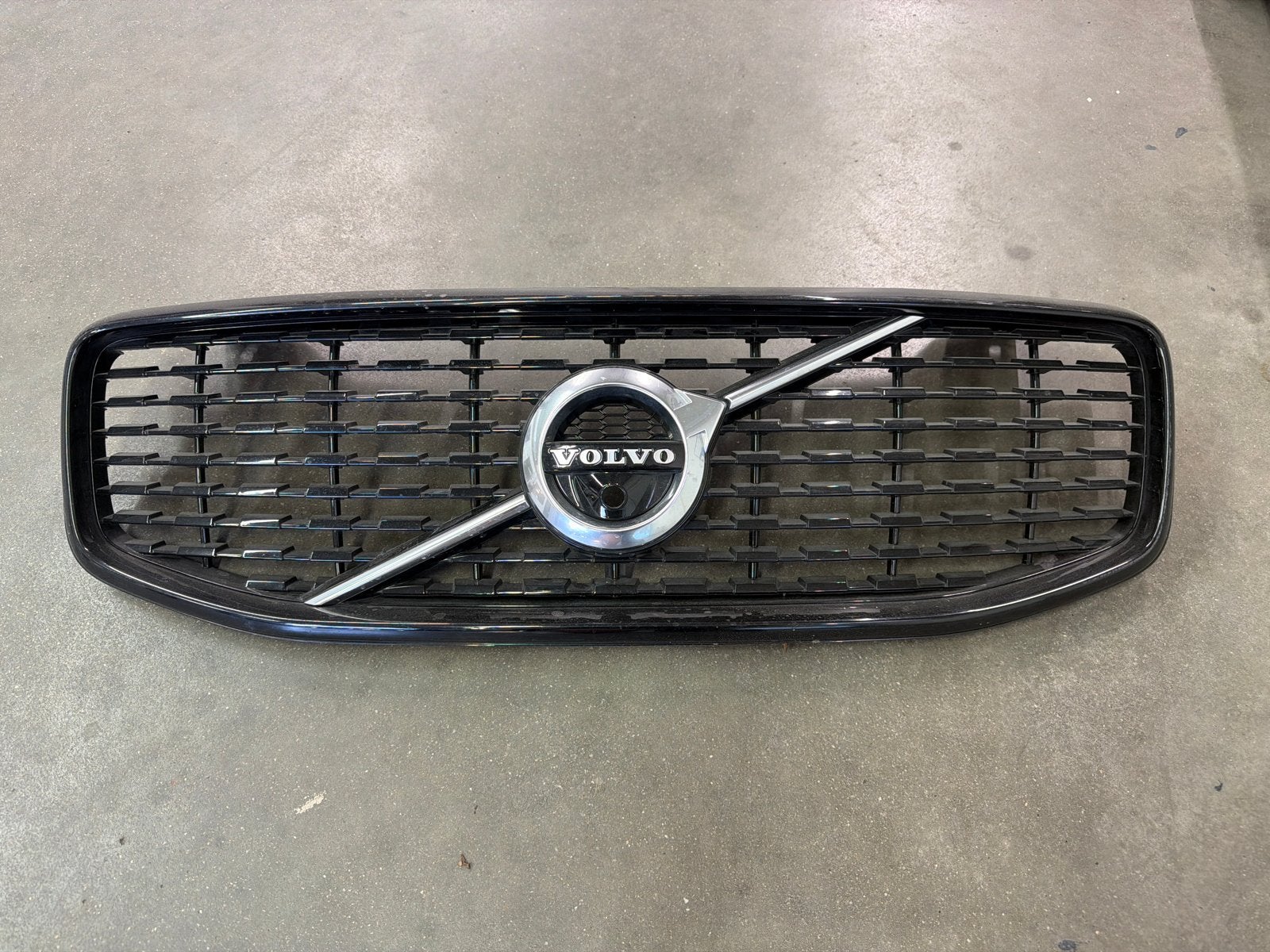 Volvo XC60 Grill met beschadiging op voorste rand, Auto-onderdelen, Carrosserie en Plaatwerk, Ophalen, Gebruikt, Voor, Volvo