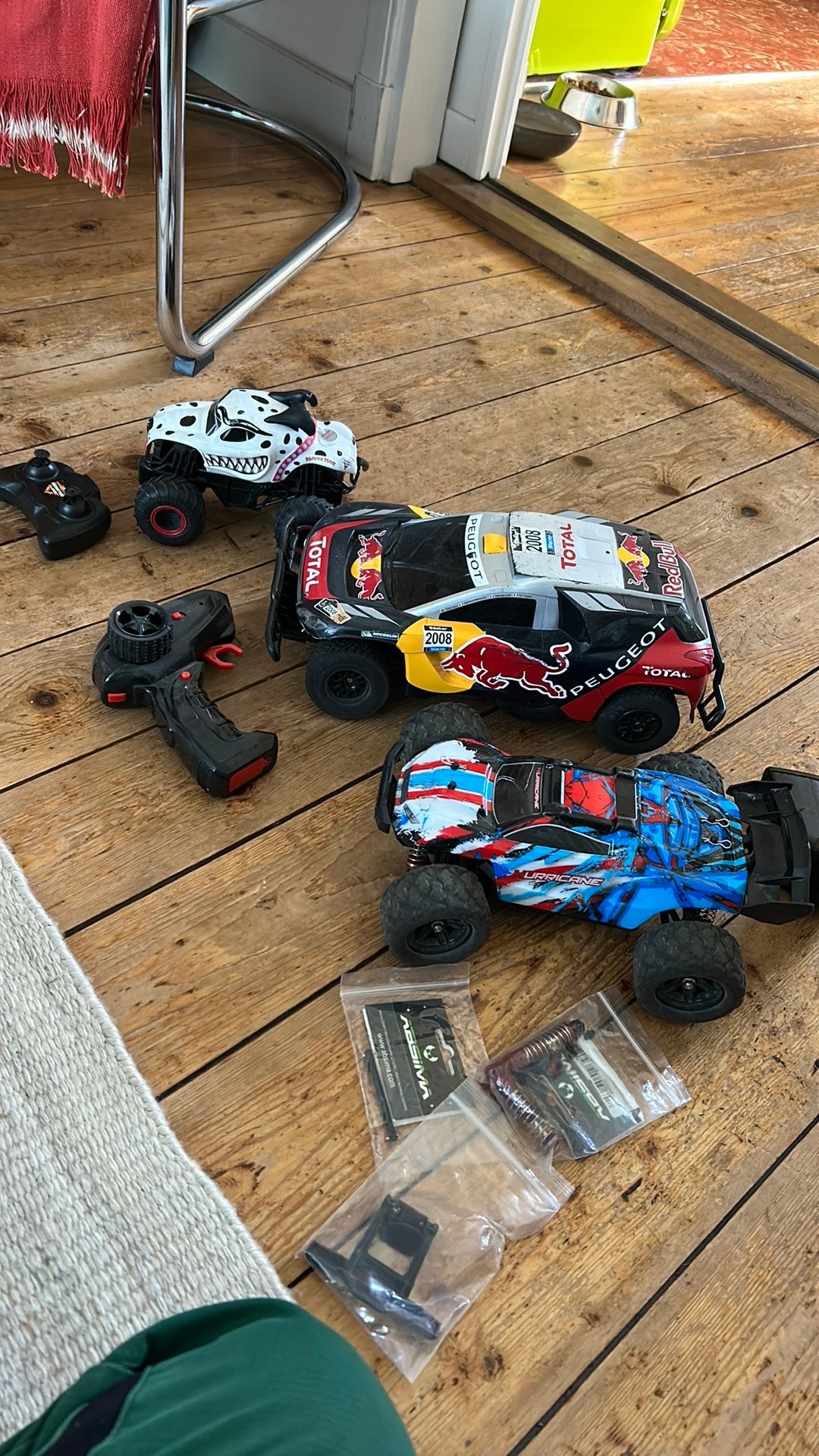 3 RC auto’s Monster Jam Absima Hurricane Red Bull, Ophalen of Verzenden, Gebruikt, Overige schalen
