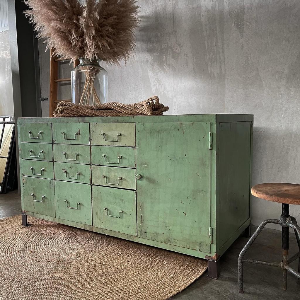 Oude ladekast, vintage werkbank, kast, industrieel dressoir, Antiek en Kunst, Curiosa en Brocante, Ophalen