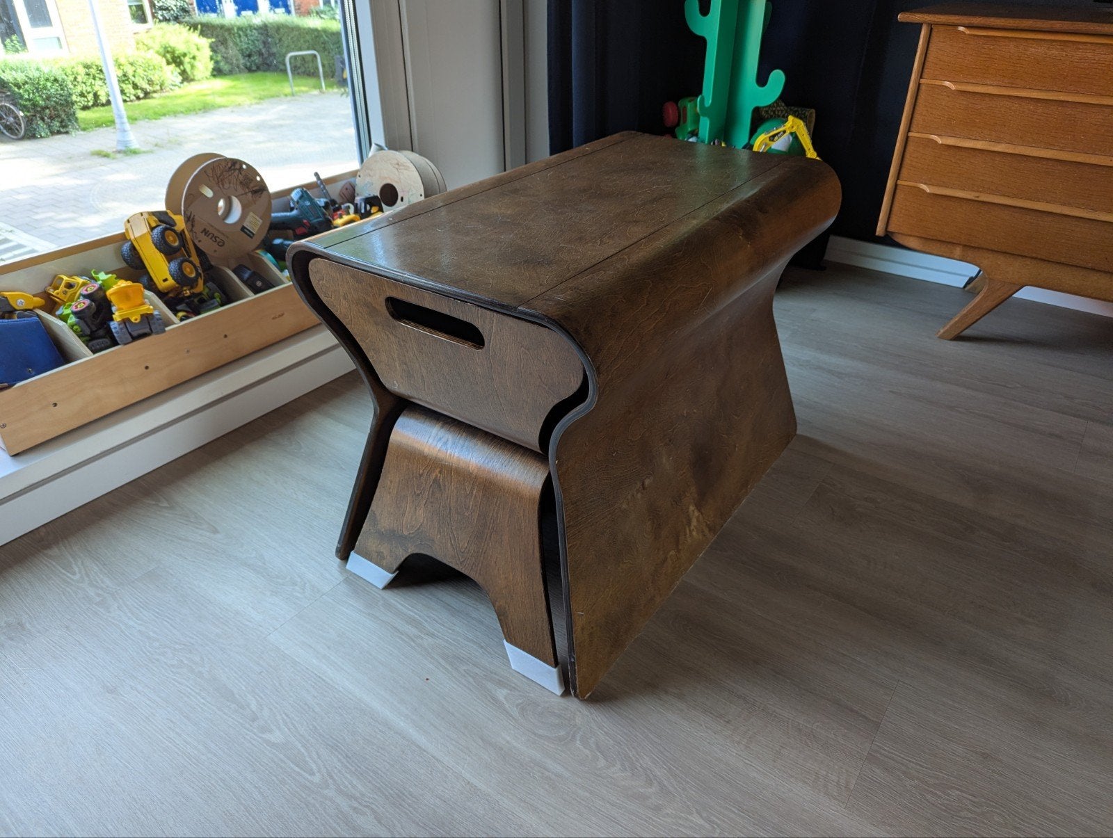 kinderbureau met 2 stoeltjes en uitschuifbare dienbladen, Ophalen, Gebruikt, Tafel(s) en Stoel(en)
