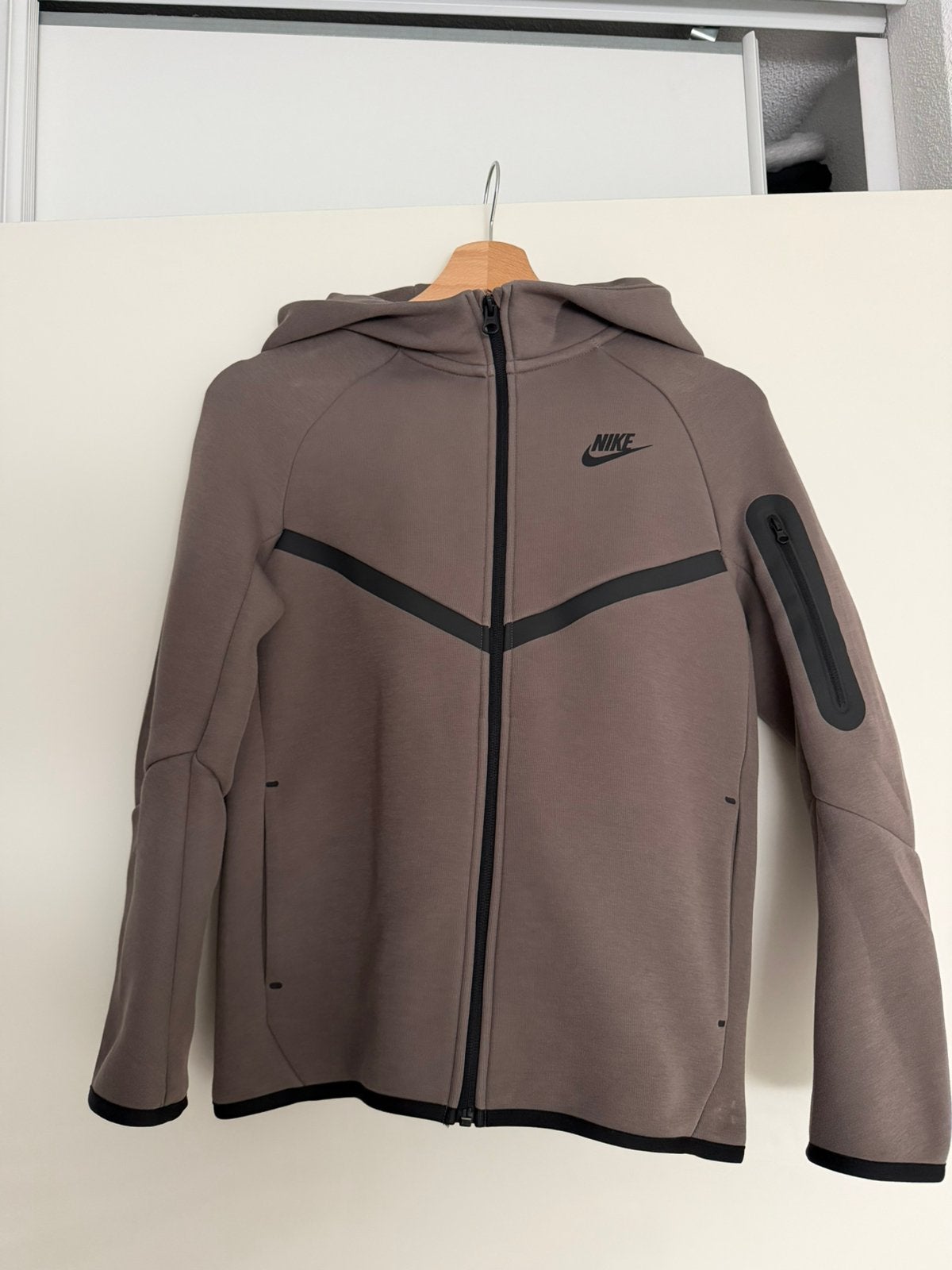 Nike tech pak kindermaat 158, Ophalen of Verzenden, Zo goed als nieuw, Jongen of Meisje, Overige typen
