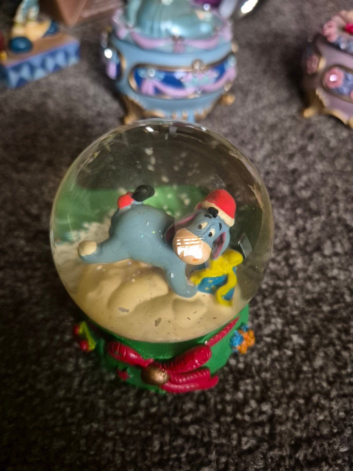Disney snowglobe  eeyor - Kersteditie, Ophalen of Verzenden, Zo goed als nieuw, Beeldje of Figuurtje