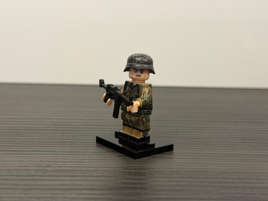 WW2 Wehrmacht soldier with camouflage uniform Minifig + MP40, Verzamelen, Verzenden, Landmacht, Duitsland, Miniatuur of Beeldje