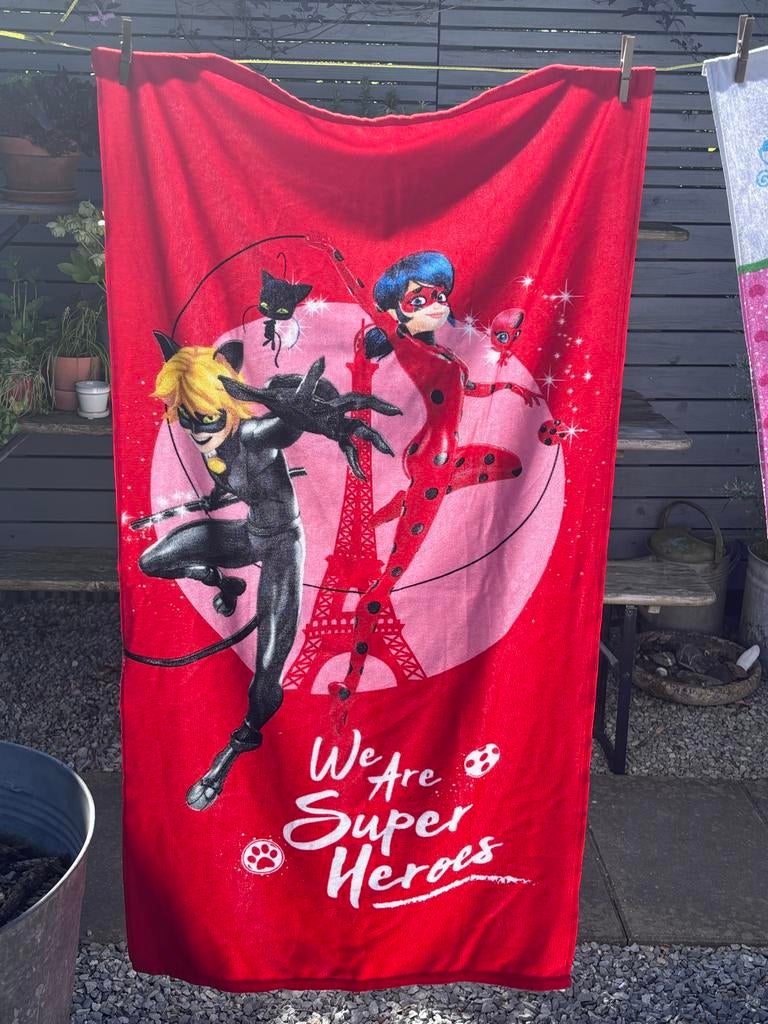 Miraculous Ladybug Handdoek - We Are Super Heroes, Ophalen of Verzenden, Gebruikt, Rood, Handdoek