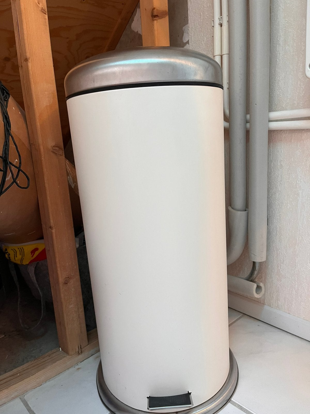 IKEA Mjosa pedaalemmer wit/crème 30L, Ophalen, 50 – 75, Gebruikt, Met pedaal
