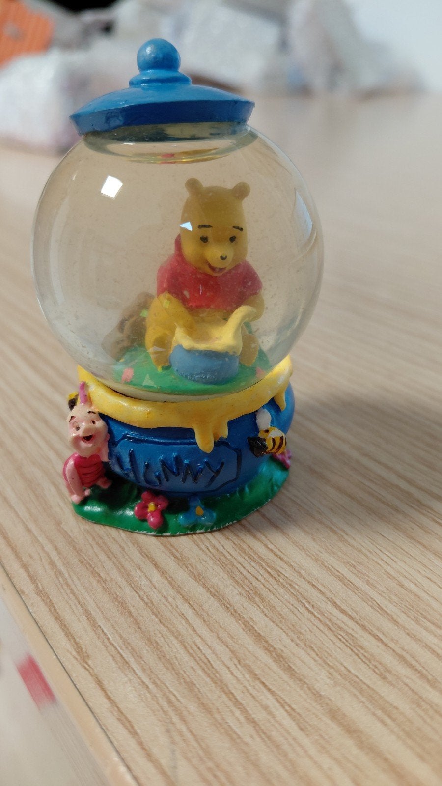 Winnie the pooh snowglobe Disney, Verzamelen, Ophalen of Verzenden, Winnie de Poeh of vrienden, Zo goed als nieuw, Beeldje of Figuurtje