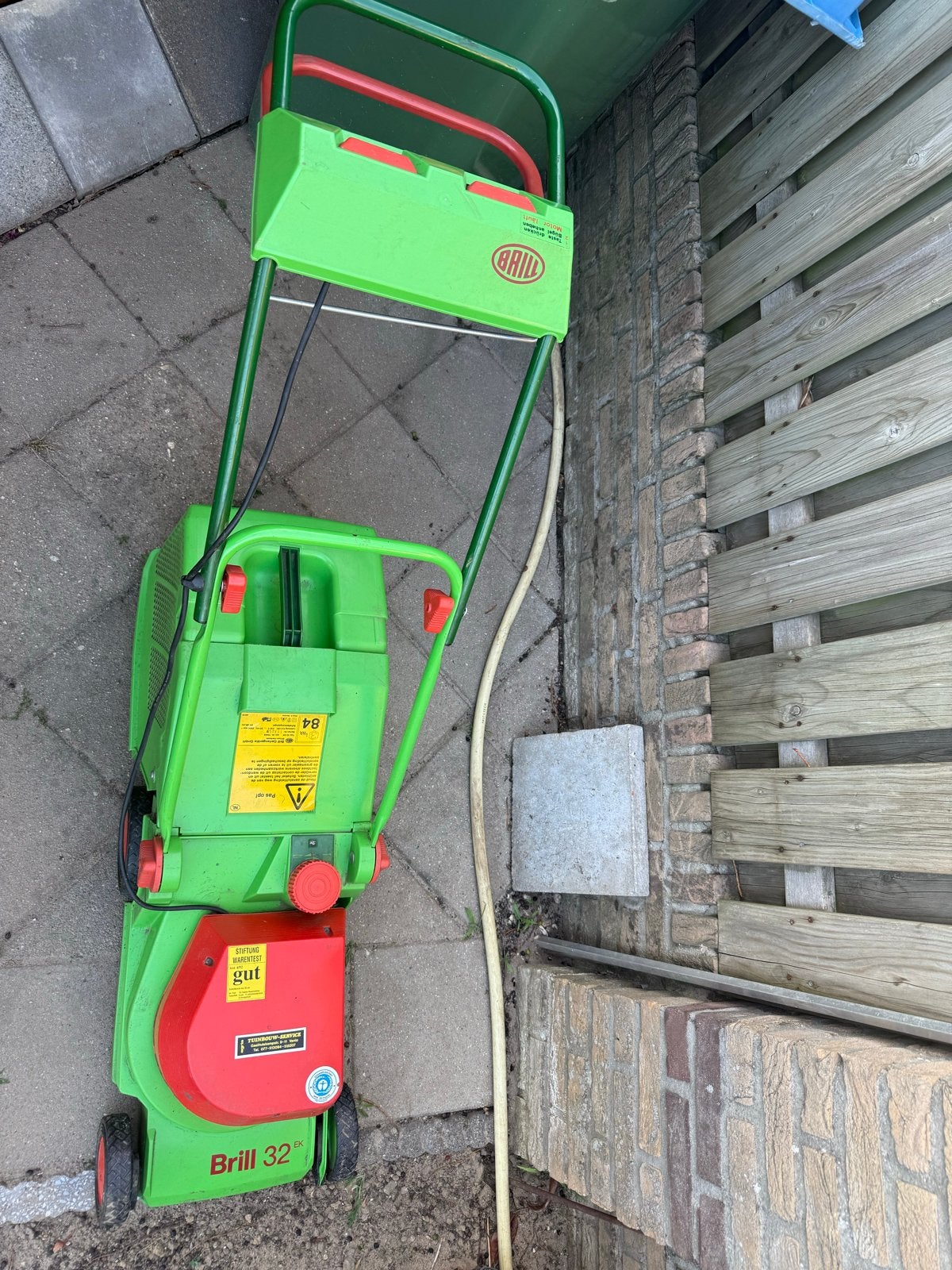 Brill 32 EK Verticuteermachine / Gazonbeluchter (grasmaaier), Ophalen, Cirkelmaaier, Gebruikt, Elektrische grasmaaier