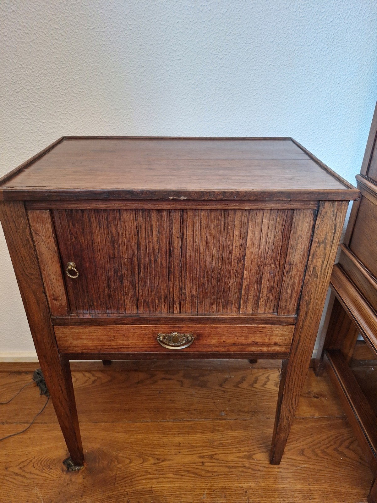 Vintage eikenhouten bijzettafel met jalousie deurtje, Ophalen, Gebruikt, 55 tot 70 cm, 45 tot 65 cm