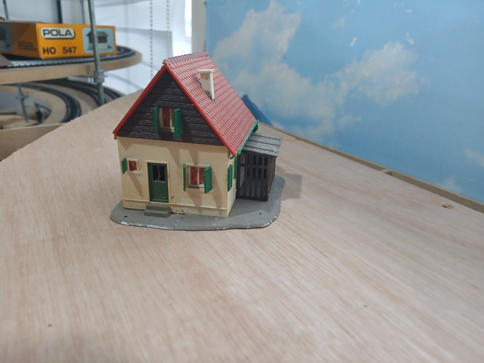 Mooi huisje voor HO spoorbaan - Pola HO 547, Hobby en Vrije tijd, Modeltreinen | H0, Ophalen of Verzenden, Gebruikt, Brug, Tunnel of Gebouw