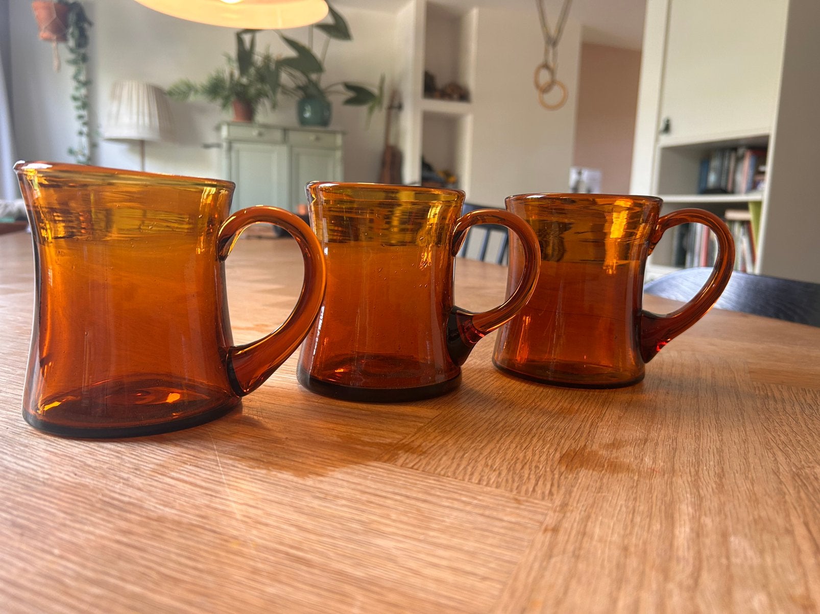 Erik Höglund–Boda Glasbruk–3 amber glazen mokken–jaren ’60, Ophalen of Verzenden, Overige stijlen, Kop(pen) en/of Schotel(s), Glas