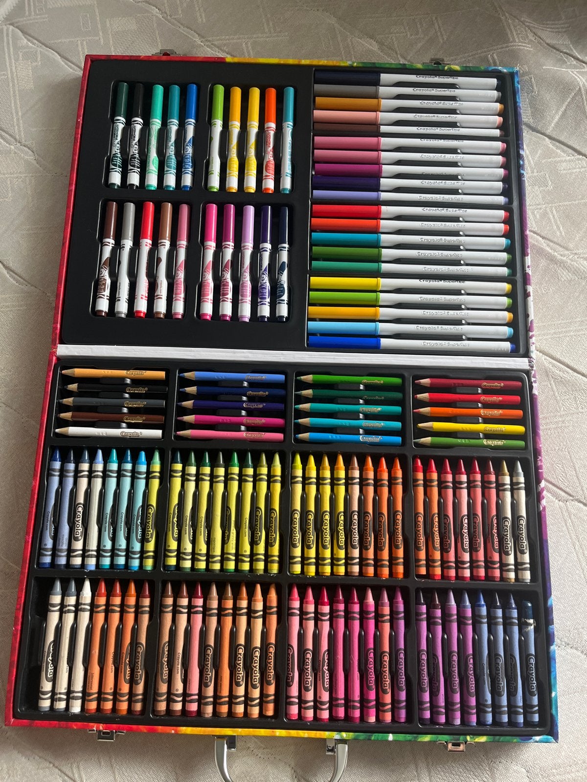 Crayola Kleurset 140 Delen in Luxe Koffer, Hobby en Vrije tijd, Tekenen, Ophalen, Zo goed als nieuw, Potlood of Stift