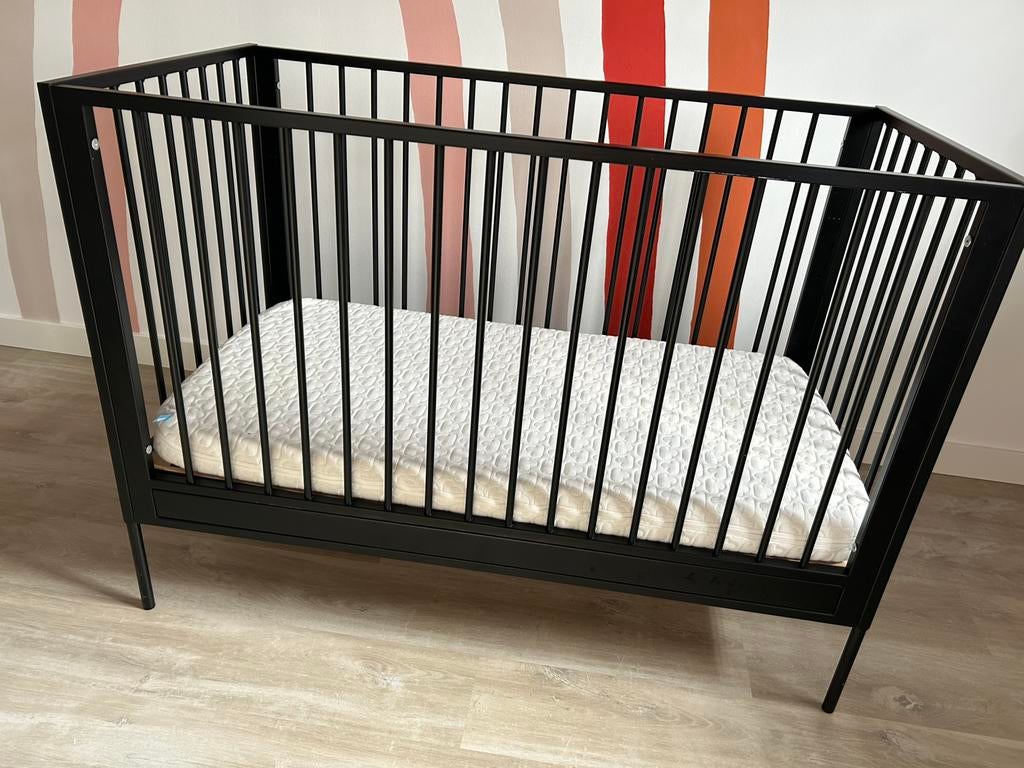 Zwart ledikant van Coming Kids + matras met wasbare hoes, Kinderen en Baby's, Babywiegjes en Ledikanten, Ophalen, Gebruikt, Ledikant