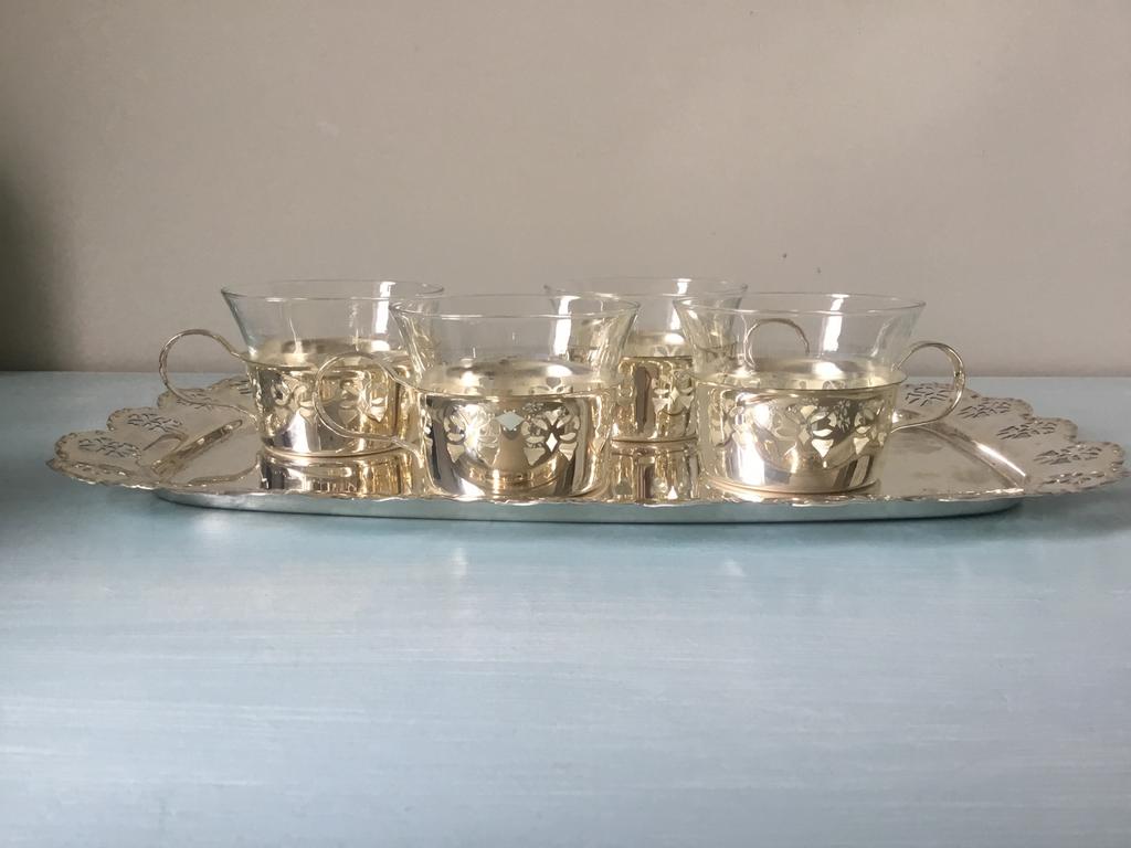 Mooi theeblad met 4 theeglazen, Ophalen of Verzenden