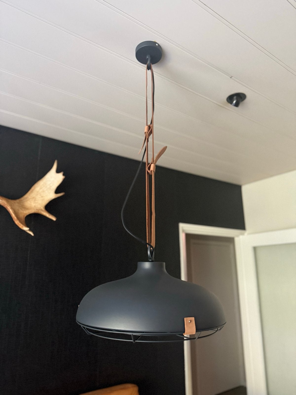 Moderne hanglamp (2 stuks)met leren riemen +- 54 cm doorsnee, Huis en Inrichting, Lampen | Hanglampen, Ophalen, Zo goed als nieuw