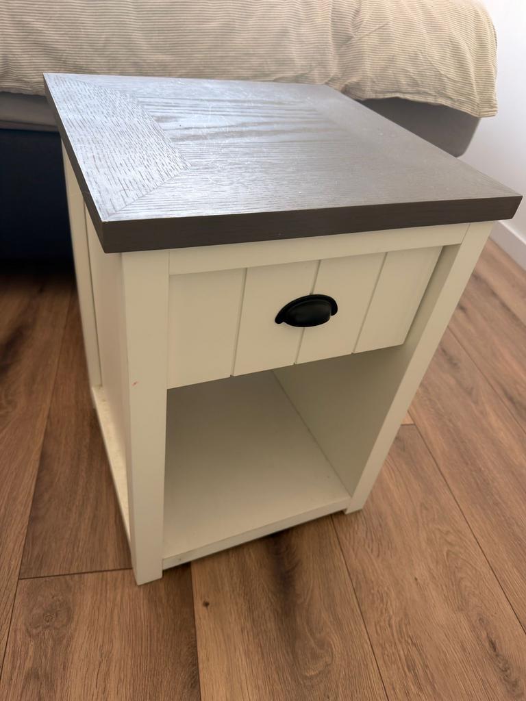 2 x mooie nachtkastjes van Totaalbed  massief hout Als Nieuw, Ophalen, Minder dan 45 cm, 55 tot 70 cm, Zo goed als nieuw