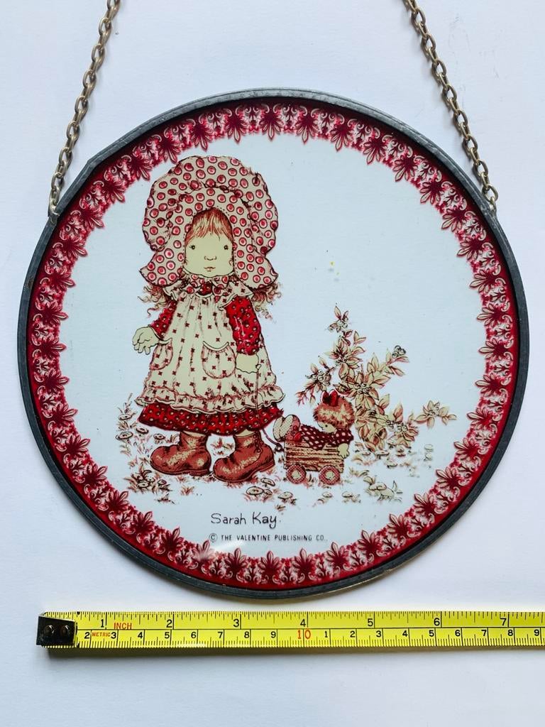 Vintage Sarah Kay raamhanger glas 19cm - Meisje met popje, Antiek en Kunst, Antiek | Glas en Kristal, Ophalen of Verzenden