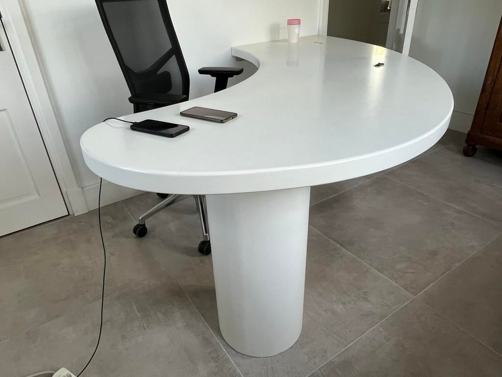 Modern Wit Halfrond Bureau met Zuilpoot, Ophalen, Overige typen, Gebruikt, Spaanplaat of MDF