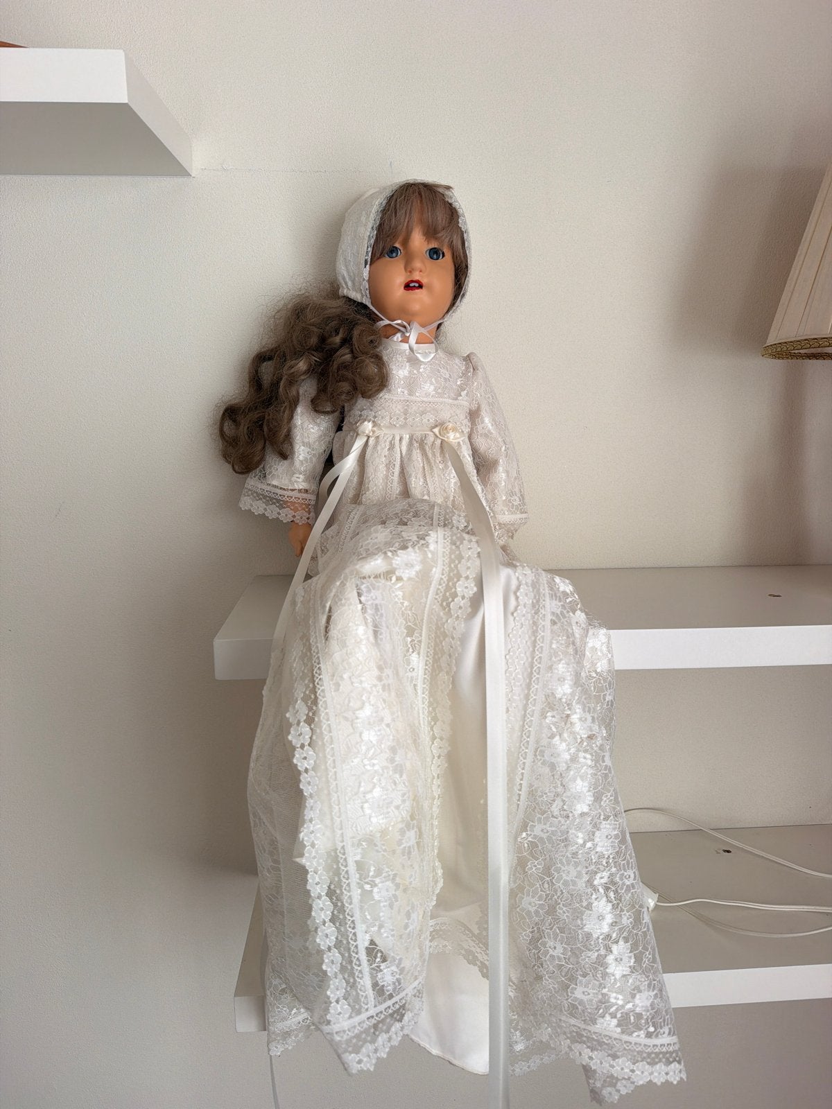 Vintage pop met kanten jurk en mutsje, Kinderen en Baby's, Ophalen of Verzenden, Gebruikt, Overige typen