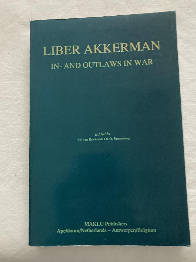 Liber Akkerman in/outlaws in war, Van Krieken en Pannenborg, Ophalen of Verzenden, Zo goed als nieuw, Nederland