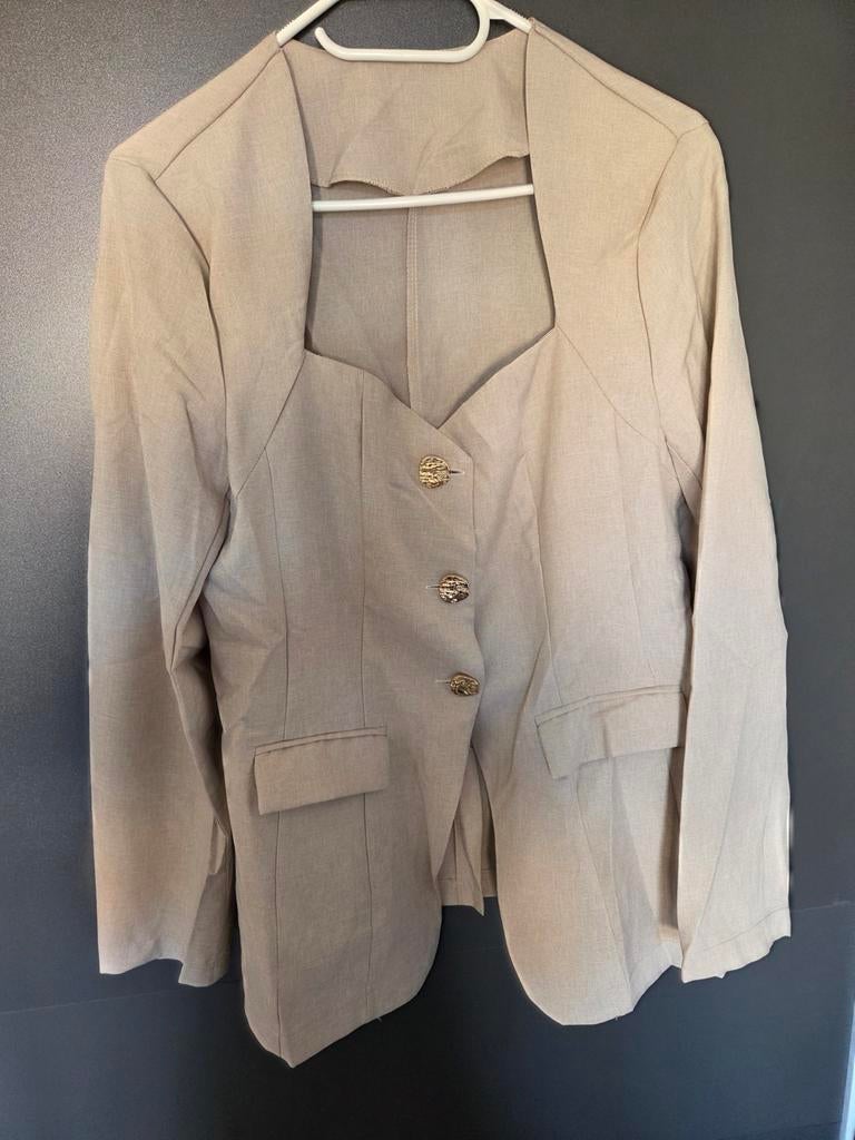 Stijlvol Beige Jasje met Gouden Knopen, Maat 38/40 (M), Beige, Ophalen of Verzenden, Jasje