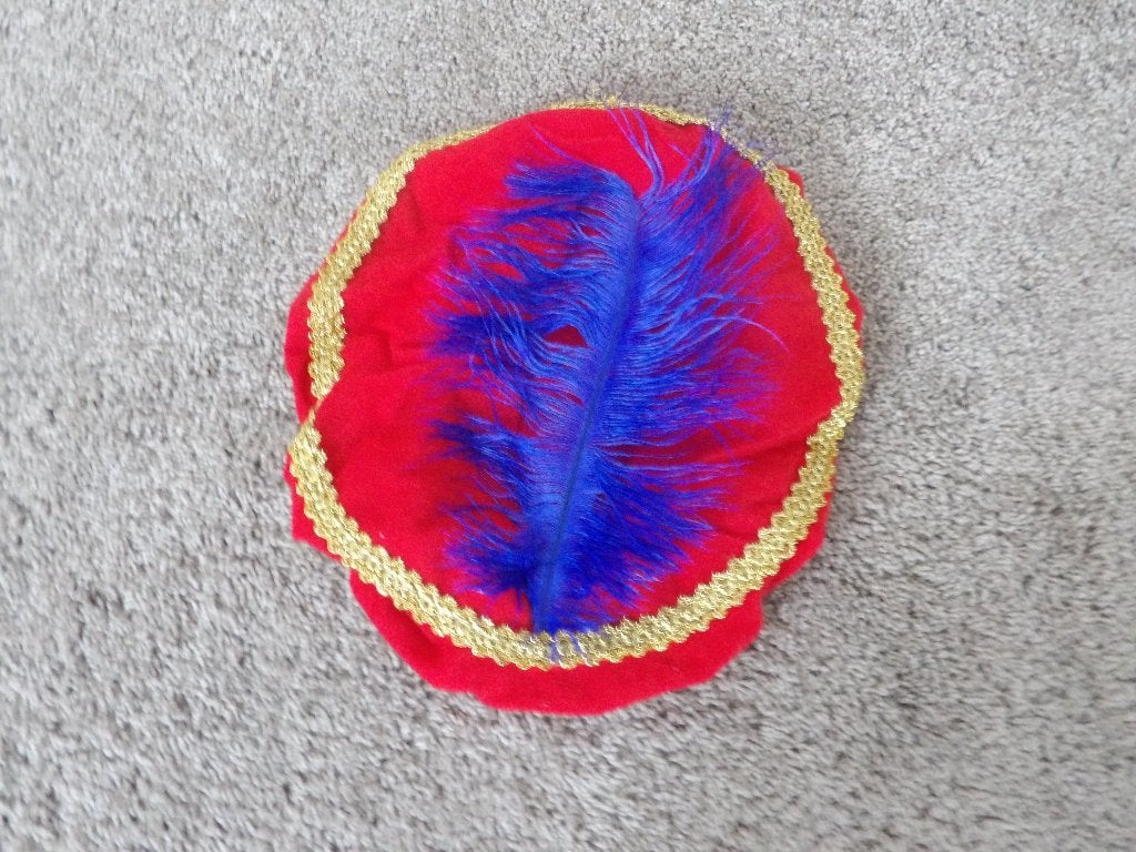 NIEUW 1 rode fluelen kinder PIETEN MUTS / BARET met veer, Ophalen of Verzenden, Nieuw