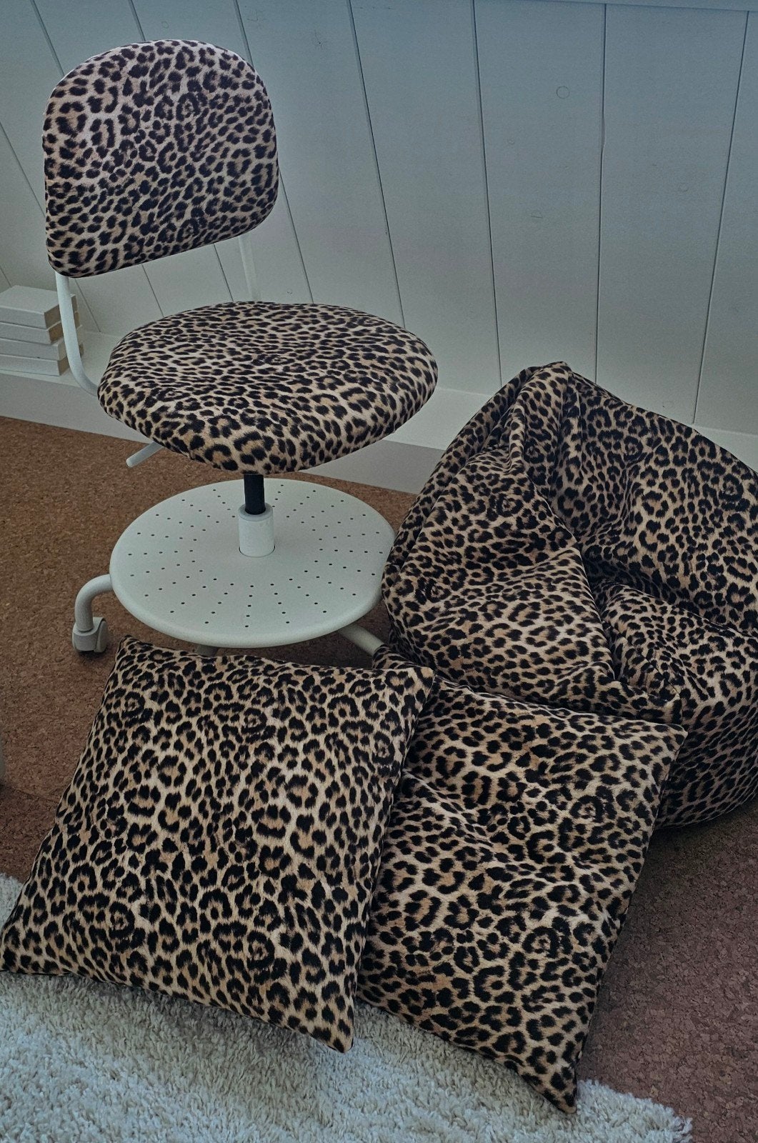 Panter: Bureaustoel kind VIMUND IKEA + zitzak + 2 kussens, Bruin, Ophalen, Zo goed als nieuw, Kleed of Kussen