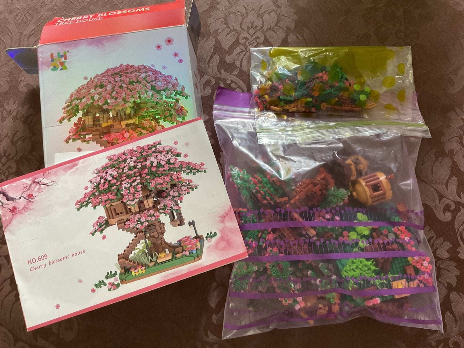 Cherry blossoms tree house, Ophalen of Verzenden, Zo goed als nieuw