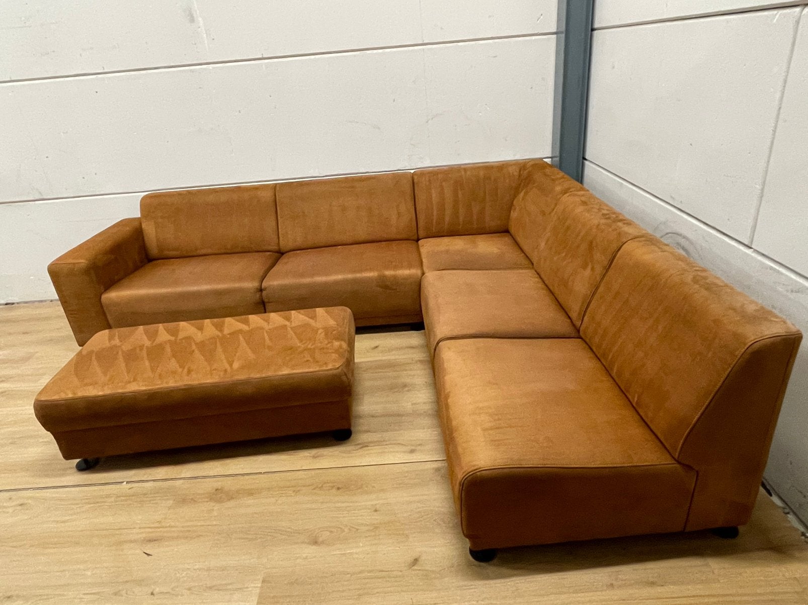 Mooie luxe suede conac bruine hoekbank met hocker GEREINIGD!, Huis en Inrichting, Ophalen, 250 tot 300 cm, Luxe, Hoekbank