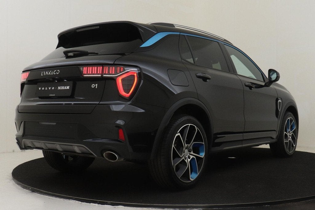 Lynk & Co 01 1.5 PHEV -PANO.DAK|ELEK.STOEL|HARMANINFINITY|36, Auto's, Lynk & Co, 12 maanden, Stof, Euro 6, Zwart