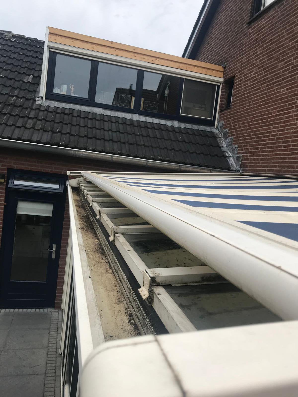 Gevraagt zonnescherm plaatsen, Tuin en Terras, Zonneschermen, Ophalen of Verzenden, Zo goed als nieuw, Knikarmscherm