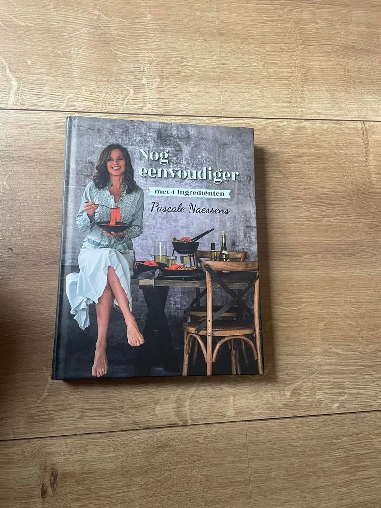 Kookboek (Nog eenvoudiger 4 ingrediënten)Pascale Naessens, Ophalen, Hoofdgerechten, Zo goed als nieuw, Europa