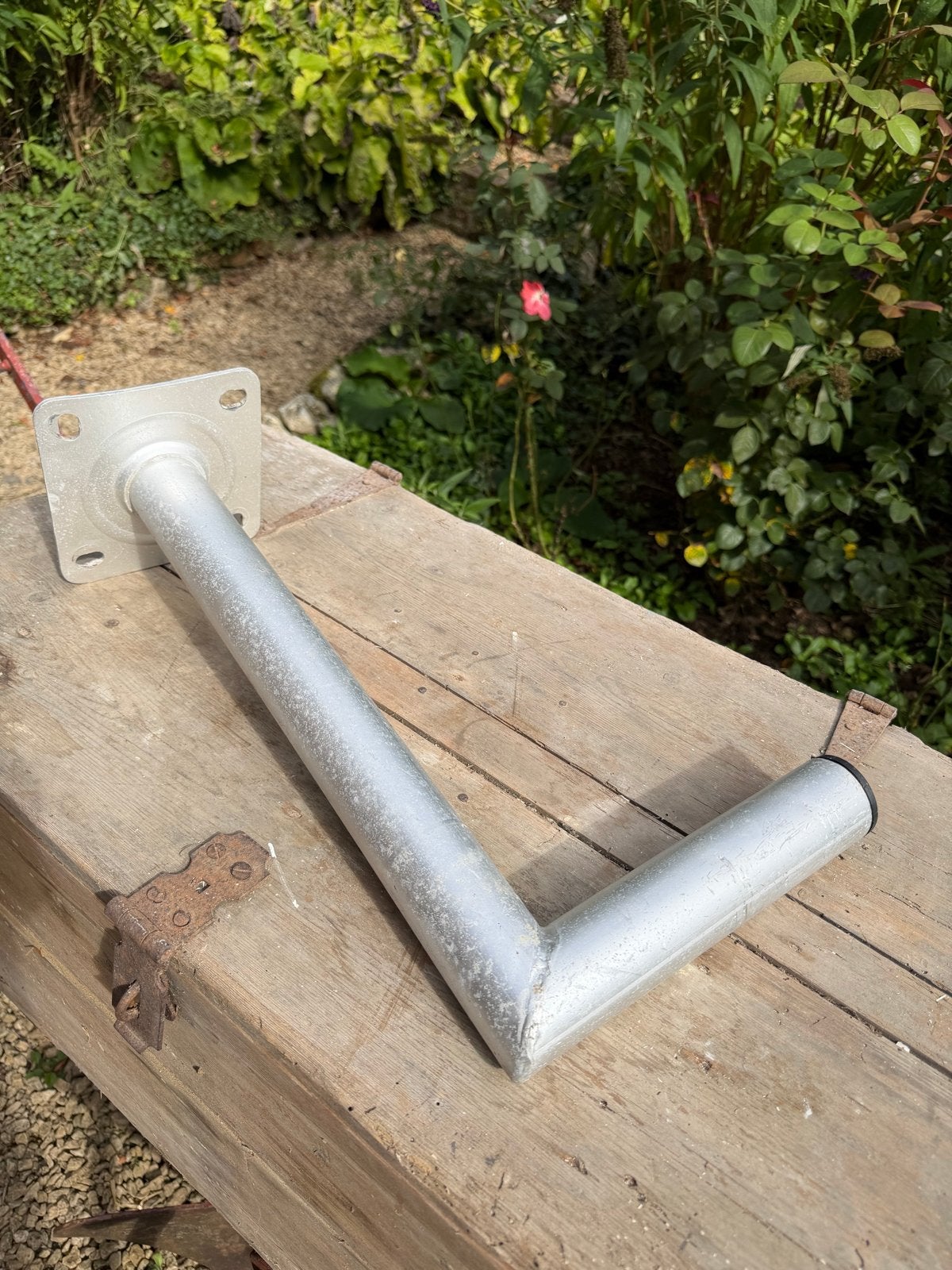 Stevige muurbeugel voor schotelantenne of camera, Ophalen of Verzenden, Zo goed als nieuw, (Schotel)antenne-accessoires, Overige merken