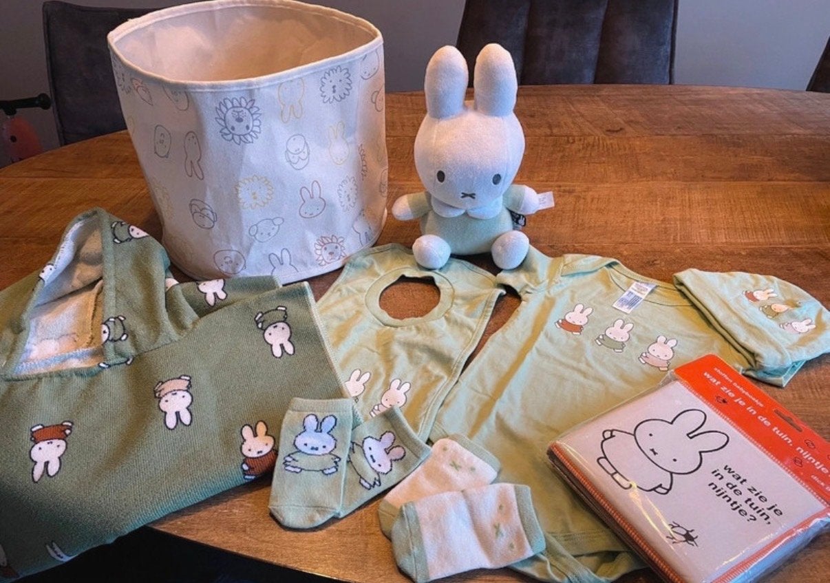 Nijntje pakket: knuffel, kleding, opbergmand en boekje, Ophalen of Verzenden, Nieuw
