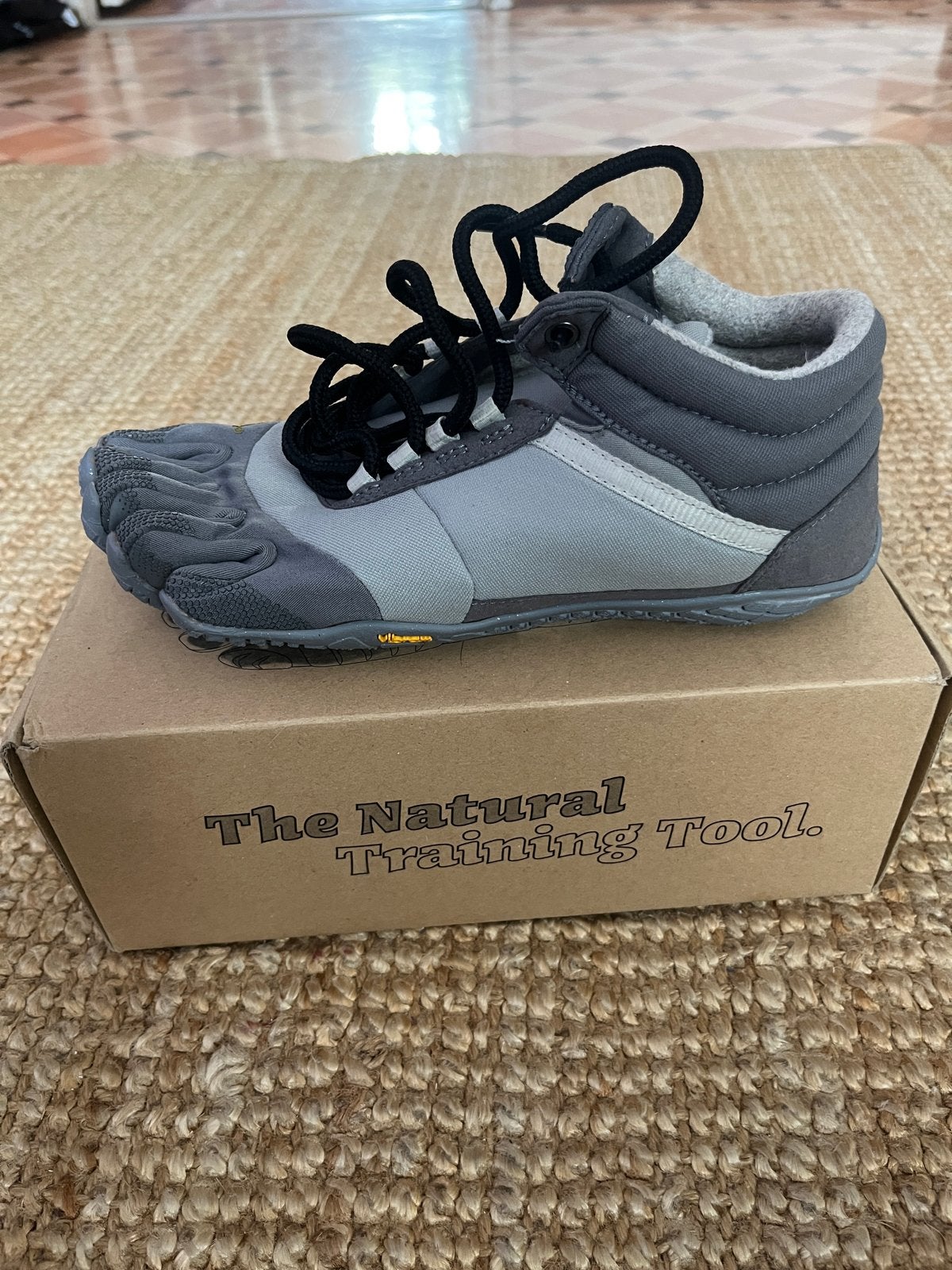 Vibram FiveFingers Insulated - Maat 39, Nieuw, Grijs, Wandelschoenen, Ophalen of Verzenden