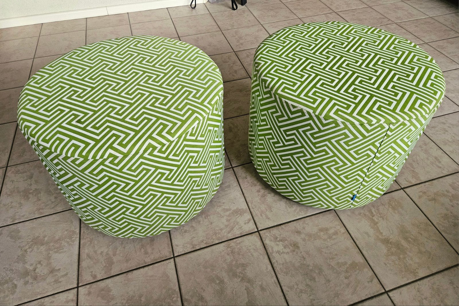 2 Poefen, Ophalen, Rond, 50 tot 75 cm, 50 tot 75 cm